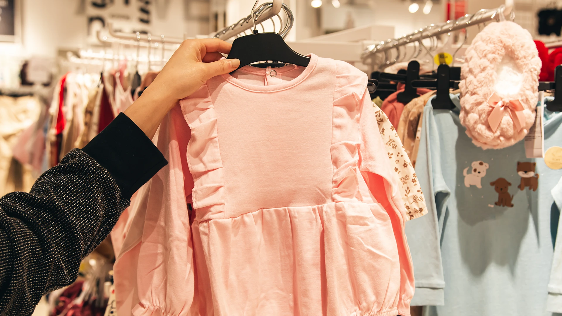 A Maternity Capsule Wardrobe That Still Feels Like Your Style